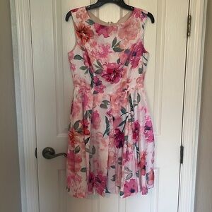 Floral dress. Size 6
Brand Donna Morgan